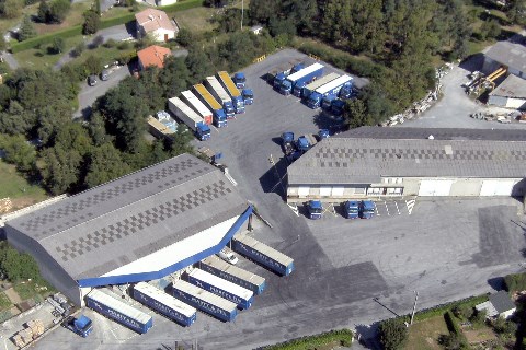 Site de Lacrouzette, proche de Castres (Tarn) : quais de stockage et de transport.